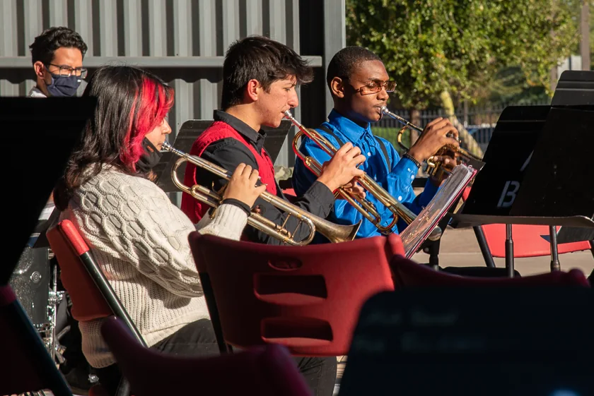 Ensamble juvenil de Harmony Project tocando en un concierto de invierno