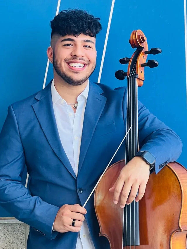 Jovonie Tejero-Holmes con un violonchelo